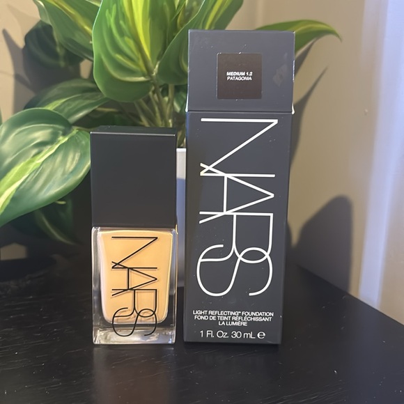 NARS Light Reflecting Foundation | SHADE Patagonia Medium1.2 - Picture 1 of 2